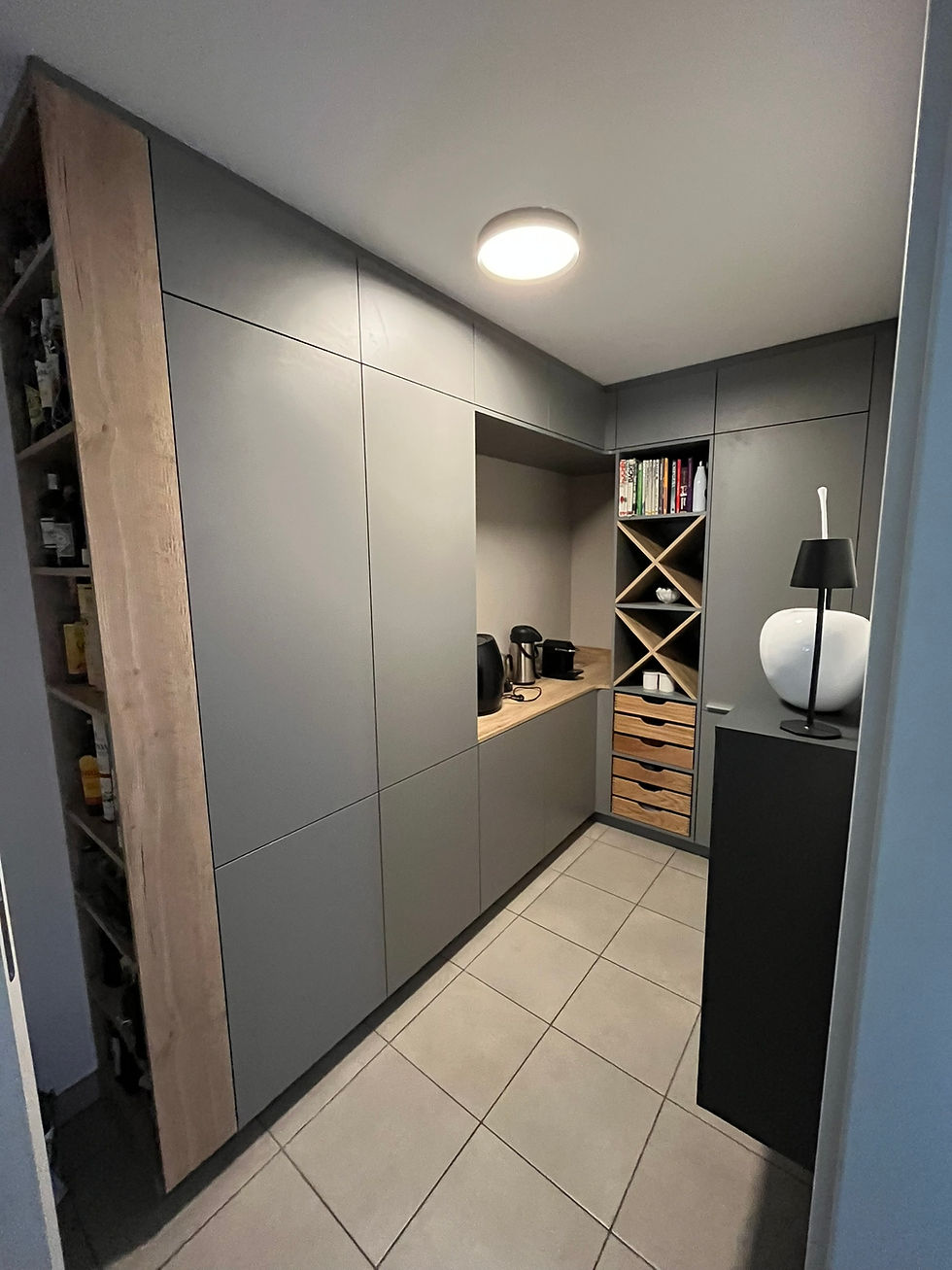 Abstellraum mit eingebautem Echtholz-Schubkasten.