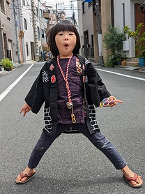 下谷東町会でお祭りの時に半纏を着て楽しむ子供の様子