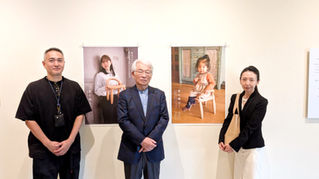 君の椅子プロジェクト代表磯田憲一氏と公益財団法人北海道文化財団の鈴木果織さんと2023年デザイン担当朝倉亨 2026年9月19日北海道立旭川美術館にて
