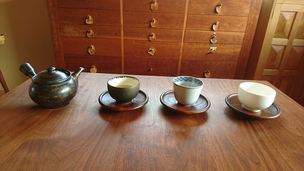 サムネイル： ふくよかな栗拭漆茶托