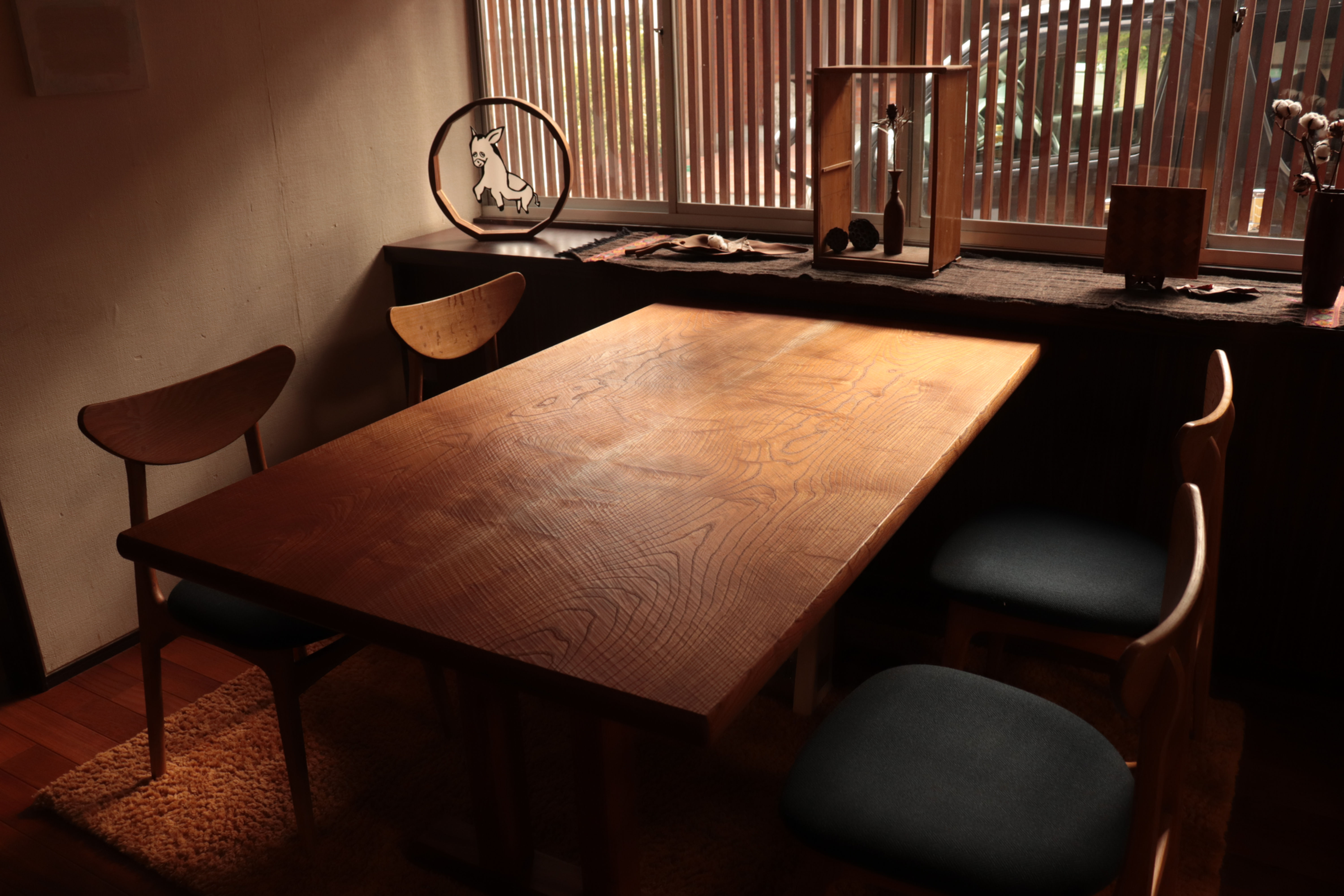 2022宇治市「ロバLova宇治」欅ケヤキのブックマッチななめ削りテーブル