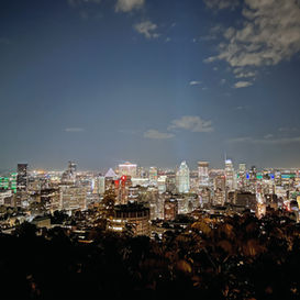 Vue panoramique de nuit sur les gratte-ciel de Montréal depuis le belvédère du Mont-Royal