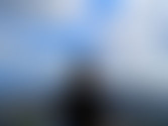 Femme de dos contemplant la vue panoramique sur la ville de Barcelone, avec ses toits caractéristiques et monuments emblématiques.