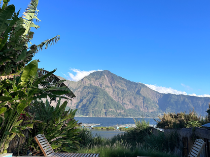 Piscine naturelle d’eau chaude avec vue panoramique sur le lac Batur depuis l’hôtel Volcano Living à Bali, offrant un cadre relaxant au cœur du paysage volcanique de Kintamani.