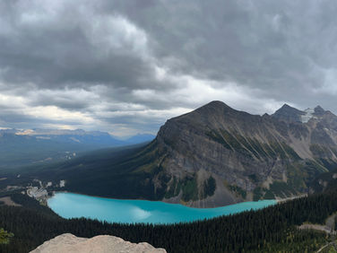 Vue du lac Louise dans le parc national de Banff, avec ses eaux turquoise entourées de montagnes