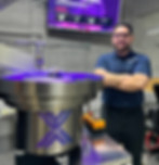 Ingeniero de FEED-X mostrando soluciones de automatización industrial y sistemas de alimentación automatizada para manufactur