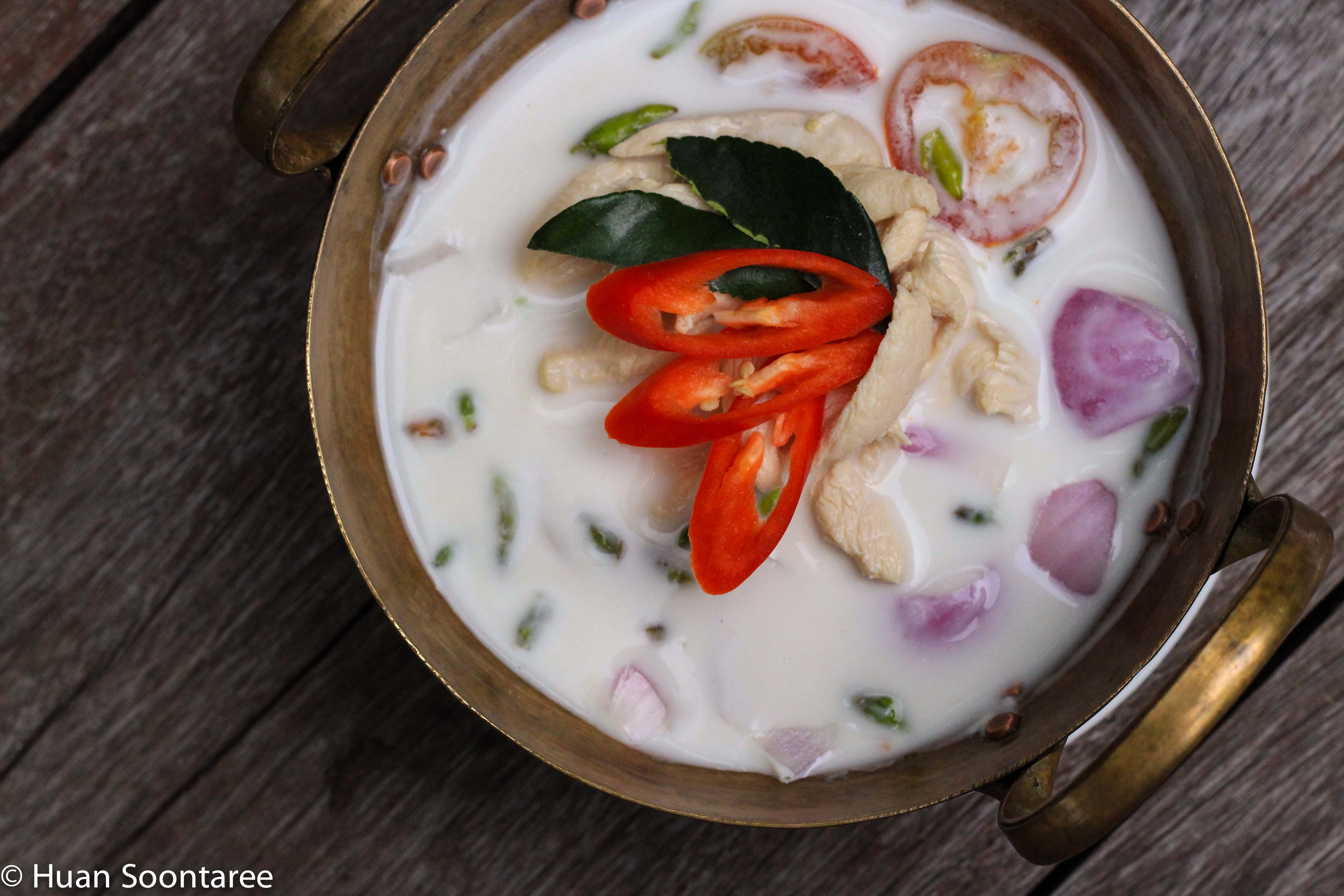 01 Tom Kha coconut soup with chicken or prawns - Small or Large