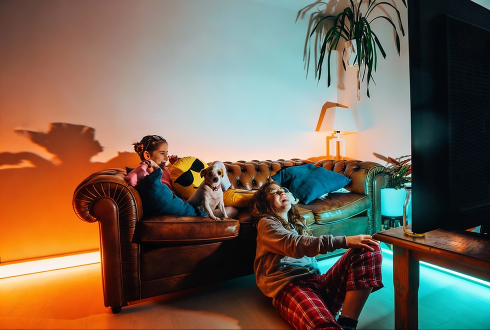 Família feliz usando internet rápida e assistindo filme Telefonarnet