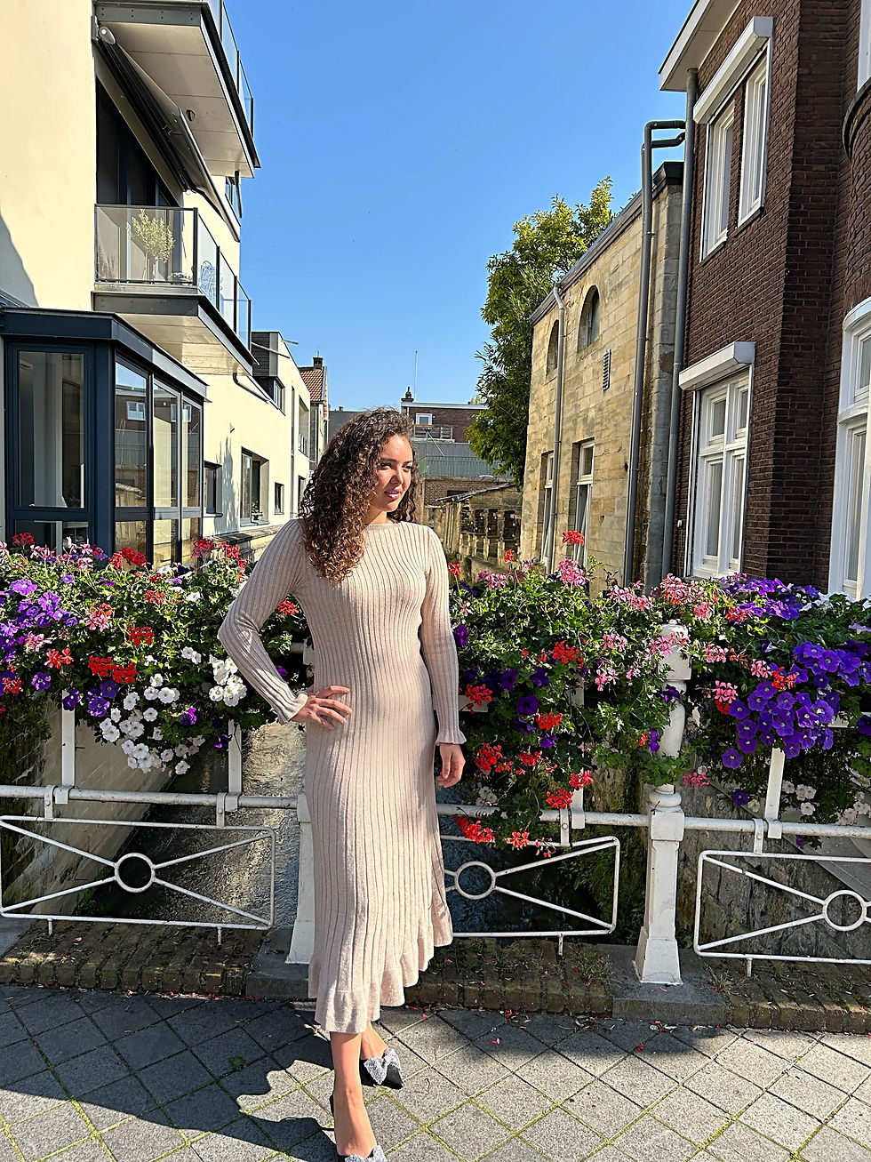 Thumbnail: Elegante fijn gebreide Herfst jurk.