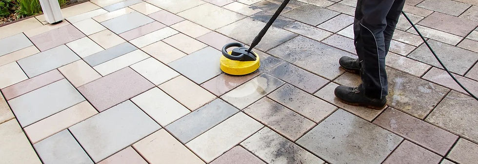Hochdruckreiniger bei der Terassenreinigung - saubere Fläche durch professionelle Pflege