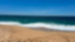 Playa Paraíso Yoliztli con olas y cielo azul.