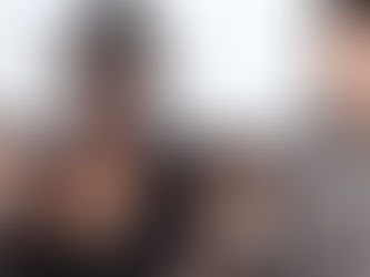Gusttavo Lima volta aos palcos e posa com a família