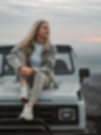 Touristin sitzt auf Jeep zum Sonnenaufgang mit Blick auf Mount Batur