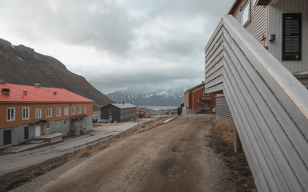 Blick auf Longyearbyen, die nördlichste Stadt der Welt auf Spitzbergen
