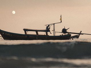 Long Thail Boot in Meer Thailand zum Sonnenuntergang