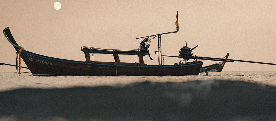 Long Thail Boot in Meer Thailand zum Sonnenuntergang