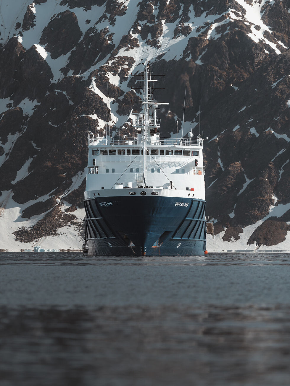 Expeditionsschiff in der Arktis