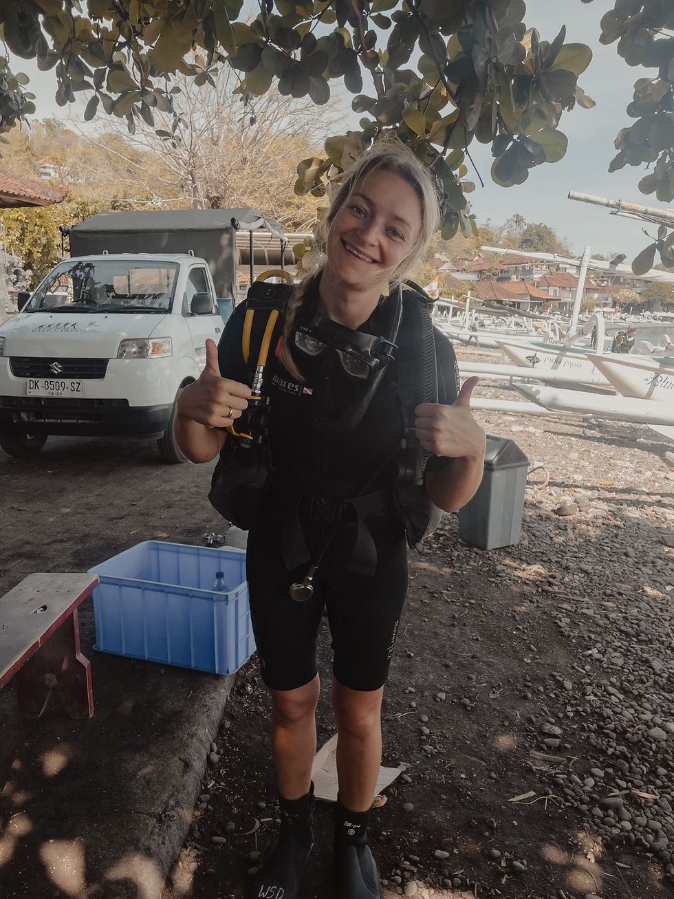 Frau mit Taucherausrüstung in Amed