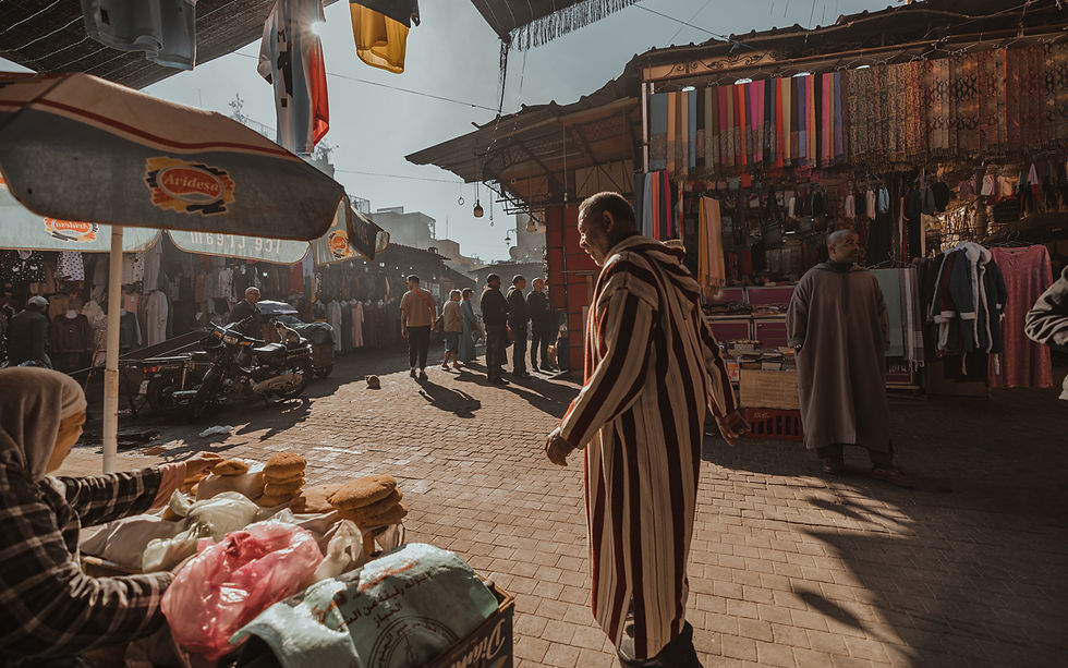 Markt in Marrakech, älterer Mann wandert durch Gassen