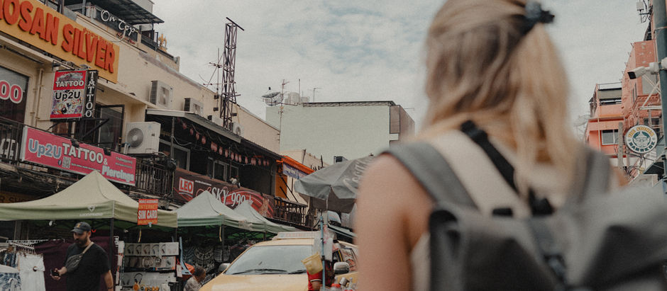 Touristin mit Rucksack auf der Khao San Road in Bangkok – belebte Backpackerstraße und typische Szene für Thailand Reisende