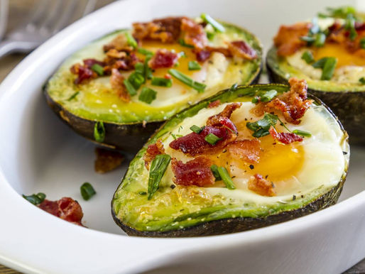 BAKED AVOCADO AND EGG WITH SMOKED SALMON - შემწვარი ავოკადო და კვერცხი შებოლილი ორაგულით