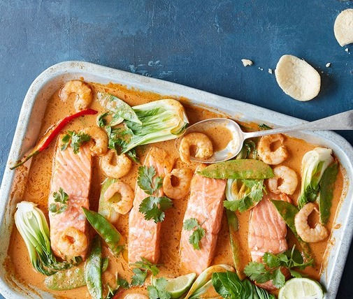 SALMON AND PRAWN BAKED IN COCNUT CREAM - ქოქოსის რძეში გამომცხვარი ორაგული და კტევეტები