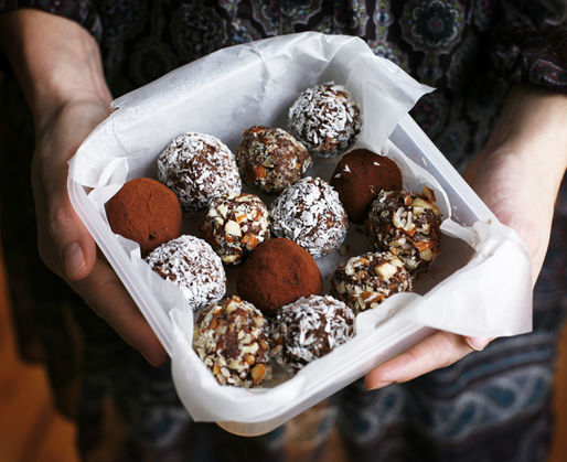 CHOCOLATE GLAZED ALMOND BALLS - შოკოლადით დაფარული ნუშის ბურთები