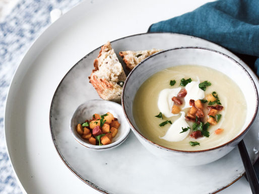 APPLE AND RADISH CREAM SOUP WITH SMOKED SALMON - ვაშლისა და ბოლოკის კრემ სუპი შებოლილი ორაგულით