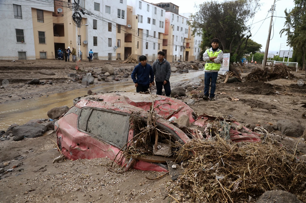 Des personnes inspectent la route détruite par de fortes pluies qui ont provoqué des inondations à Arequipa, au Pérou, le 23 février 2026. Photo Jose Sotomayor / AP