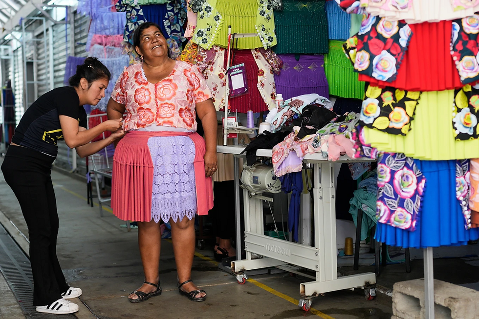 Une couturière prend les mesures d'une cliente dans une boutique à Cochabamba, en Bolivie, le lundi 15 septembre 2025. 