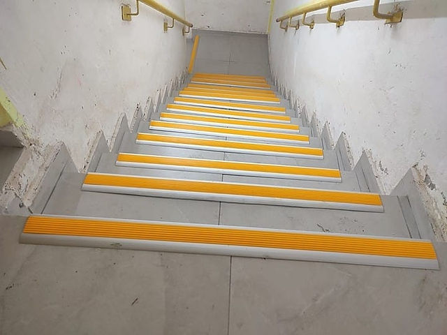 פסים נגד החלקה למדרגות במקלטים