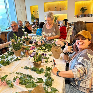 שזירת פרחים מתנדבי בנק לאומי למען קיבוץ בארי