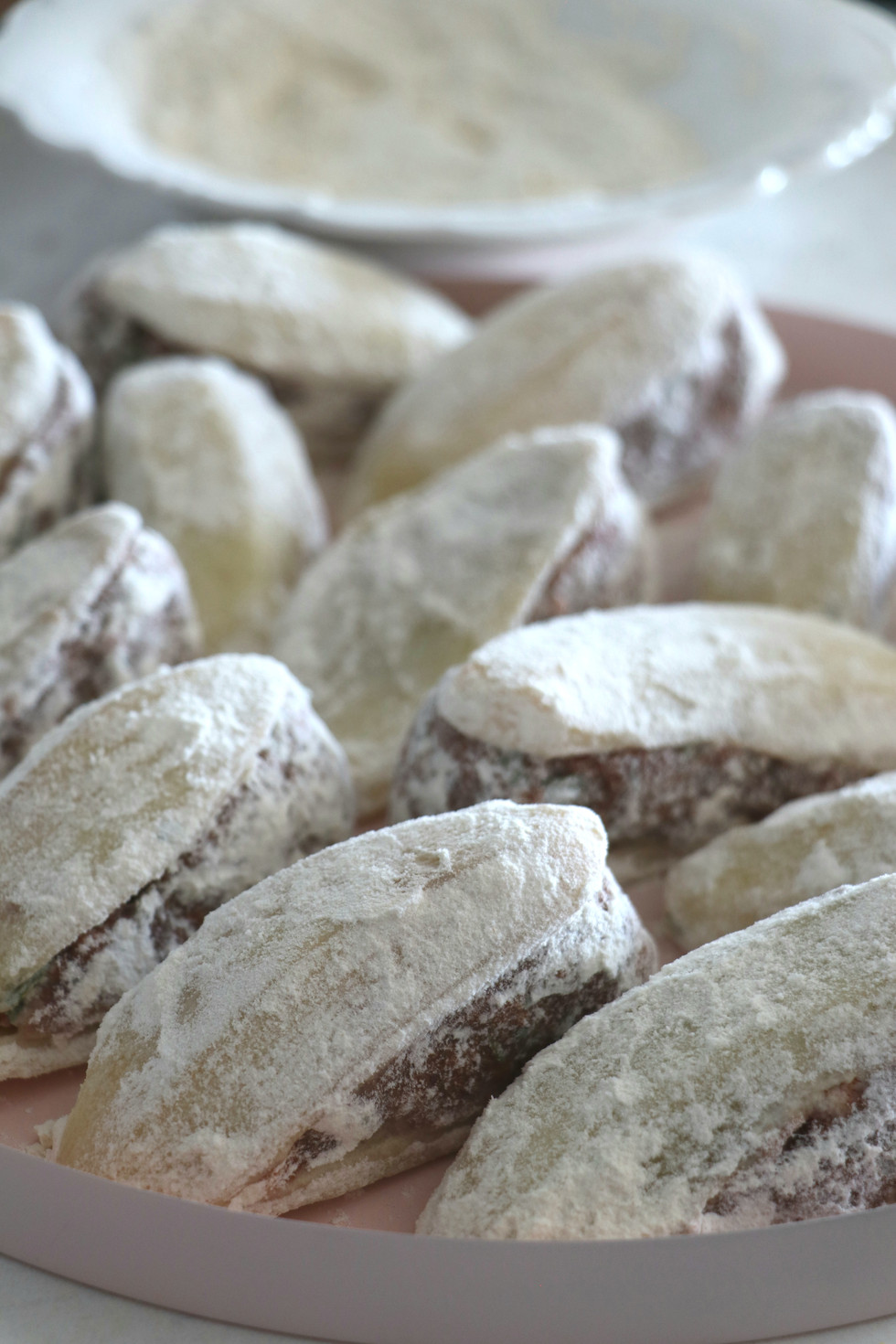 טובלים את כל תפוחי האדמה הממולאים בצלחת עם קמח ומניחים על מגש