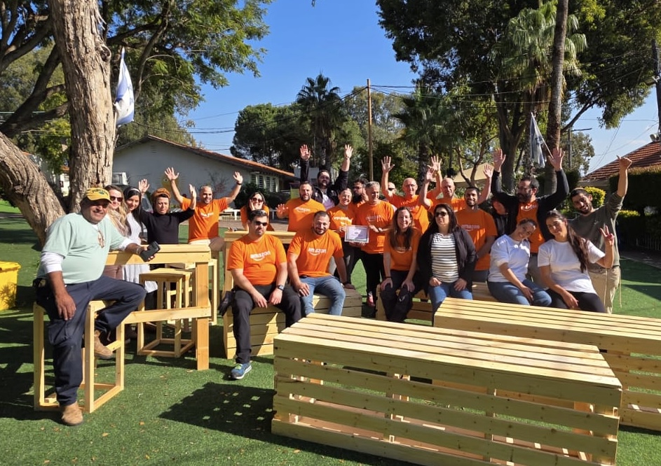 חברת אמזון בשיפוץ ספרייה בית ספר שטרכמן