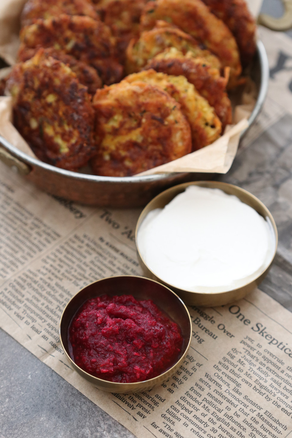 מגישים את הלביבות לצד שמנת חמוצה וחזרת