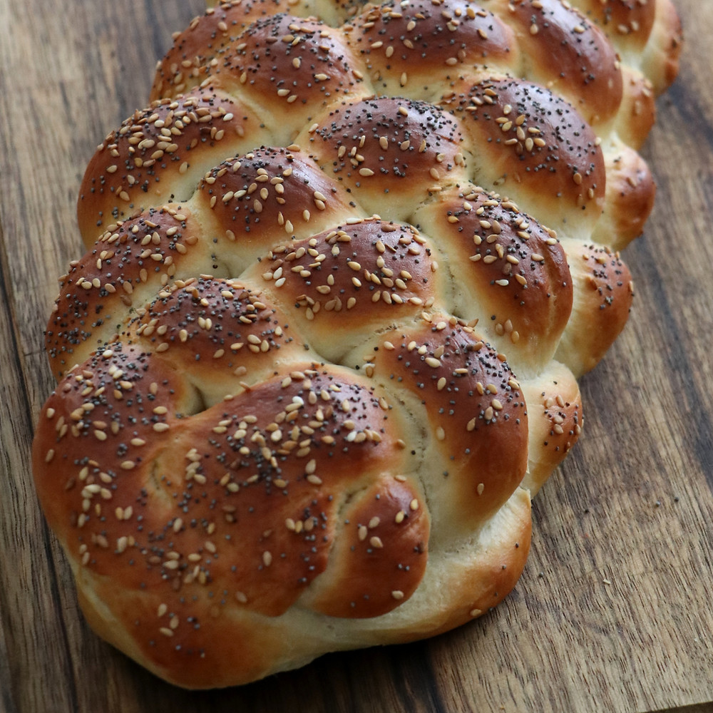 חלה מפוארת ופריכה לשבת קלועה מתשע רצועות