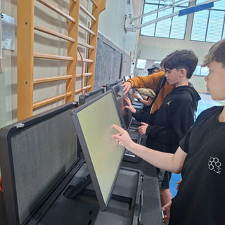 עמדות אינטראקטיביות לחוויה ולמידה