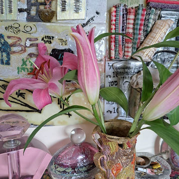 בדי טכסטיל, כד קרמיקה ופוסטרים