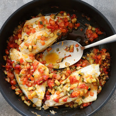 דג עם קוביות ירקות בסיר אחד