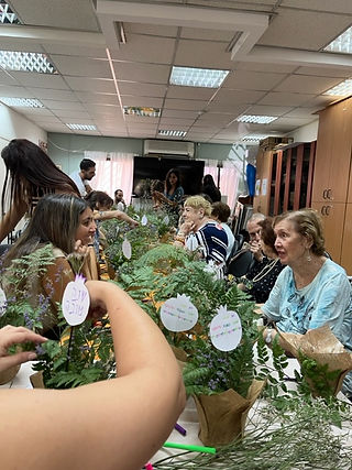חברת YOTPO במועדון עמך ת"א - סדנת שזירת פרחים