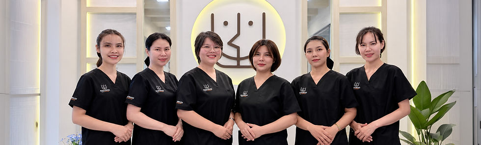 Professional reception staff at BANOBAGI CLINIC ready to assist visitors with inquiries and check-ins.