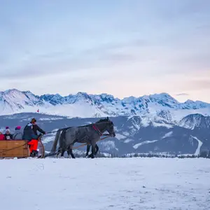 Kulig z widokiem na Tatry i przytulną atmosferą.