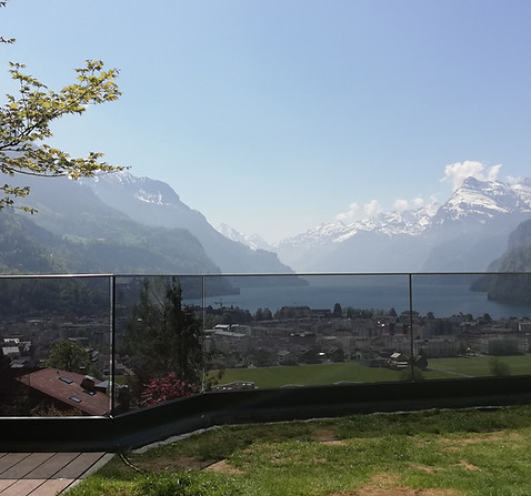 Glasgeländer in Brunnen mit abgedunkelten Gläsern