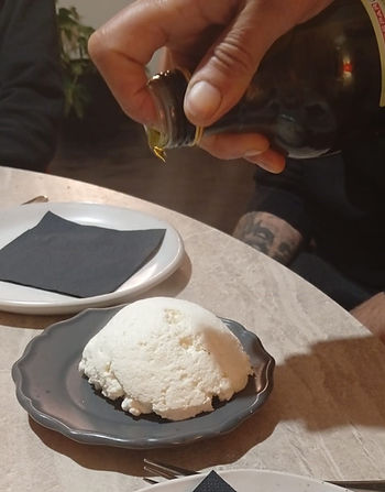 Il tomino dal latte scaduto condito con olio evo dalla cuoca Anna Blasco