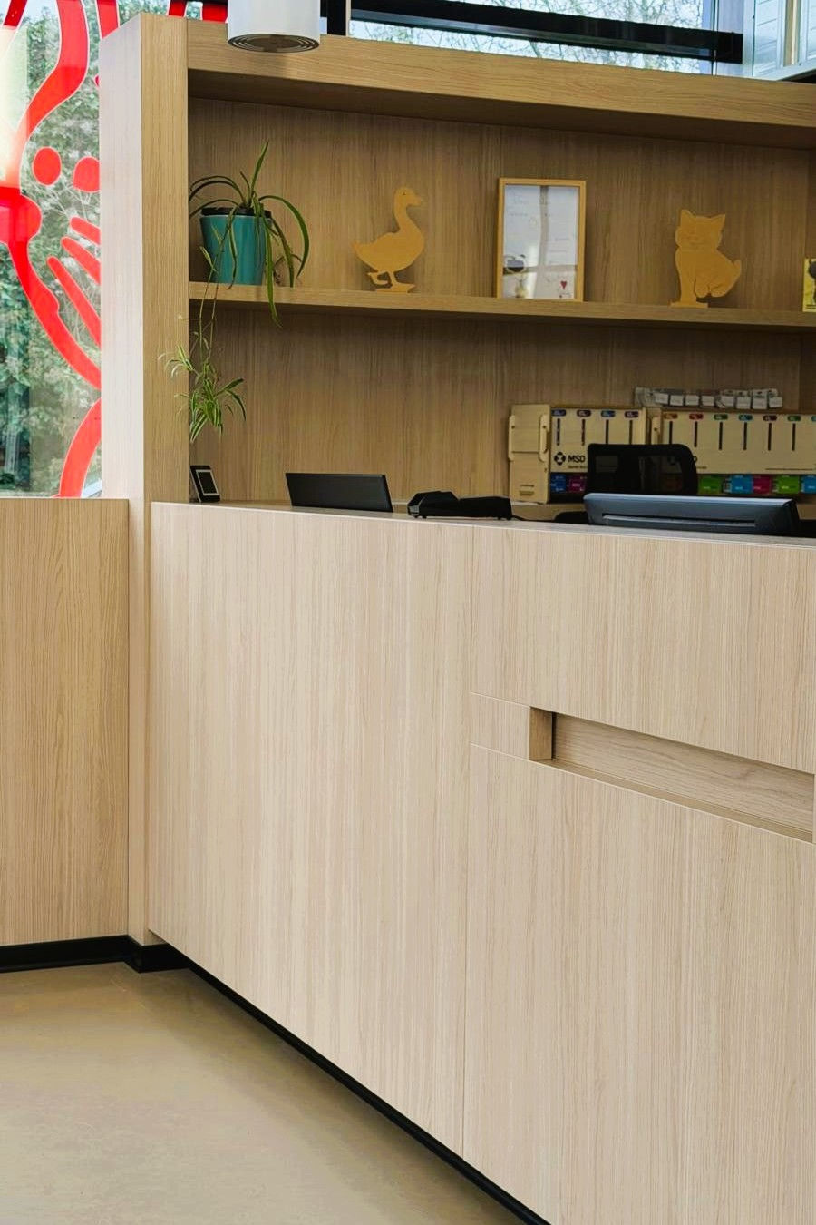 Détail comptoir bois et étagères accueil clinique vétérinaire Doullens — Agathe Grelin architecte d'intérieur