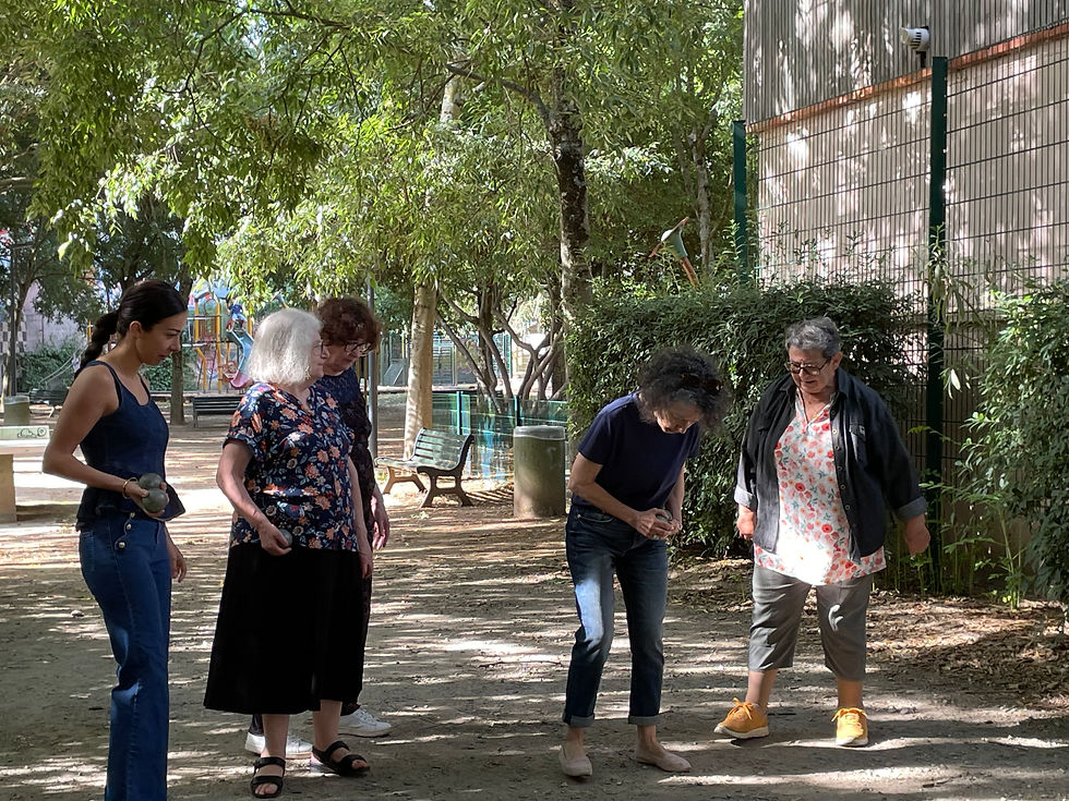 Groupe de séniors participant à une partie de pétanque au jardin d’Embarthe, accompagnés d’une bénévole de l’Escabel. 💛
