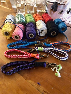 Réalisations en macramé par les séniors de l'Escabel
