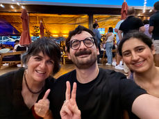 Close-up of a casual discussion between VFX professionals at the meetup