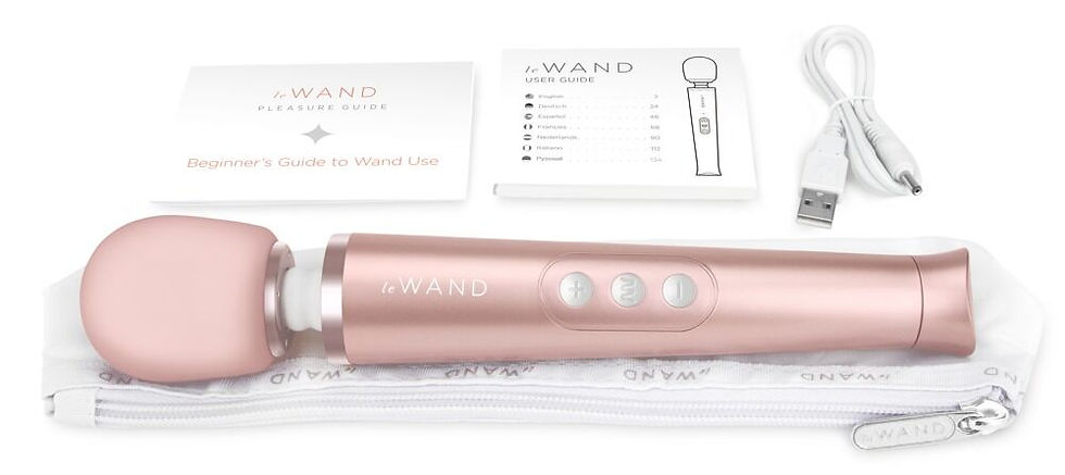 Miniaturbild: Le Wand Petite in rosé, liegend neben dem Verpackungsinhalt: Massagestab, Ladekabel, Aufbewahrungsbeutel, Bedienungsanleitung