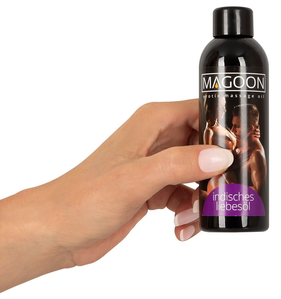 Miniaturbild: erotisches Massageöl. Indisches Liebesöl. Marke: Magoon. hier: 100 ml Flasche. Frontansicht. Gehalten von einer Frauenhand